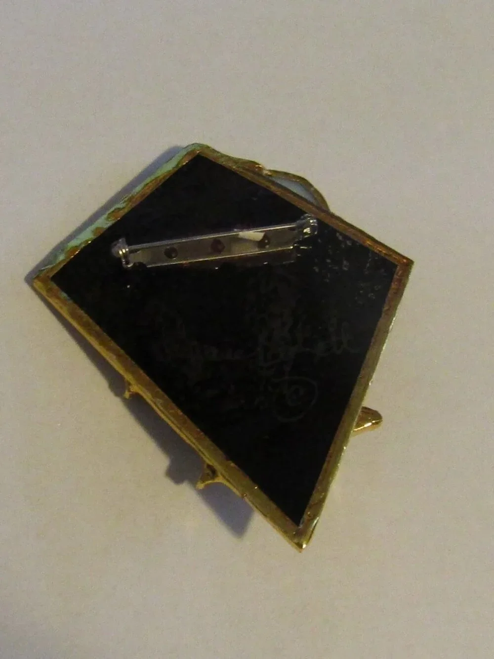 Signed ARTISAN CONNIE BENNETT Large Stained Glass KITE PIN BROOCH Gold Tone Wire
